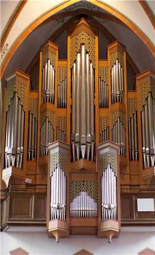 Lutz Brenner spielt an der Sandtner- Orgel. Foto: Herbert Piel / P!ELmedia