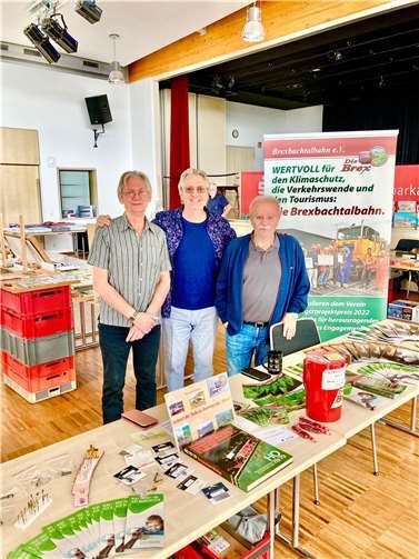Lutz Dunz, Gernot Kallweit und Adi Bongartz repräsentieren die Brexbachtalbahn auf der Modellbahnbörse. Foto: privat