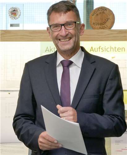 Lutz Hasbach, der neue Schulleiter des PJG, freut sich über seine Ernennungsurkunde.Foto: privat