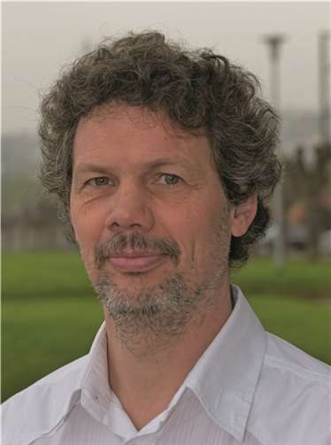 Lutz Haushahn kritisiert die neue Parkplatzregelung am Willi-Brand-Ufer.privat