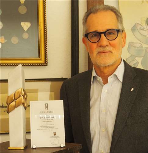 Lutz Itschertmit dem Sport Obelisken. Foto: HH