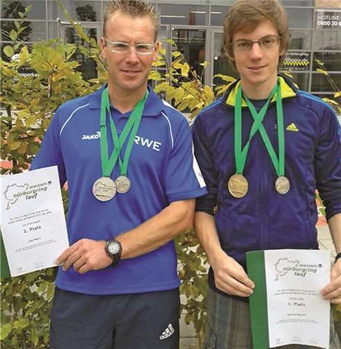 Lutz Rams (l.) und Manuel Becker nach der Siegerehrung am Nürburgring. privat
