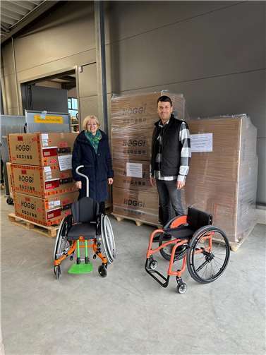 Lutz Stober von der Firma Hoogi GmbH, Ransbach-Baumbach, überreicht der Lehrerin Rose Merfels die beiden Rollstühle.