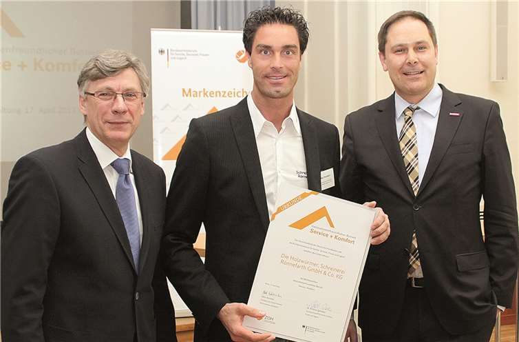 Lutz Stroppe (l.), Staatssekretär im Bundesfamilienministerium, und Karl-Sebastian Schulte (r.), Geschäftsführer des Zentralverbands des Deutschen Handwerks, überreichen Maik Rönnefarth die Auszeichnung.Foto: BMFSFJ/C. Junghanns