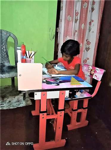 Luxus für Vinudi: ein Schreibtisch, der mitwächst.