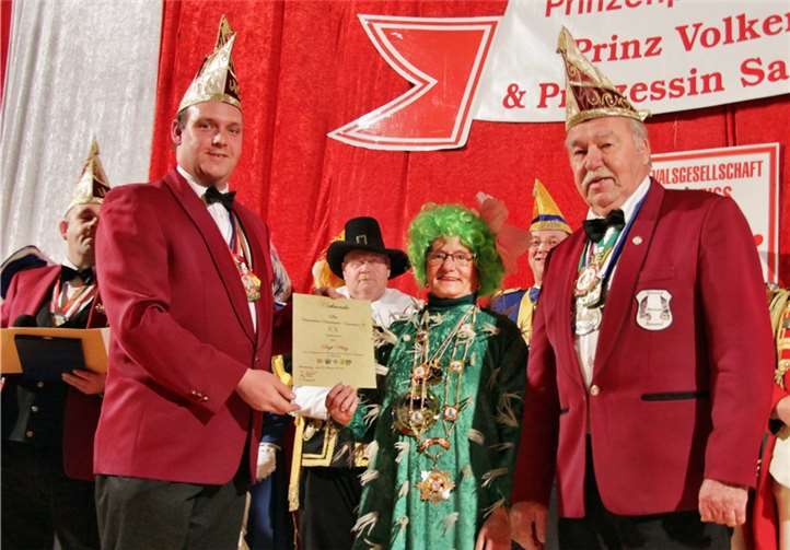 Luzi Wirz erhält den Jahresorden des Festausschusses Rheinbacher Karneval e.V. (v.li.: Jörg Orth, Vorsitzender des FRK, Luzi Wirz und Zugleiter Gerhard Lenz).