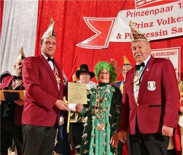 Luzi Wirz erhält den Jahresorden des Festausschusses Rheinbacher Karneval e.V. (v.li.: Jörg Orth, Vorsitzender des FRK, Luzi Wirz und Zugleiter Gerhard Lenz).