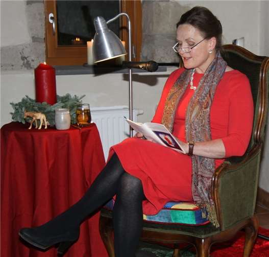 Luzia Kaul liest in weihnachtlicher Atmosphäre vor. privat