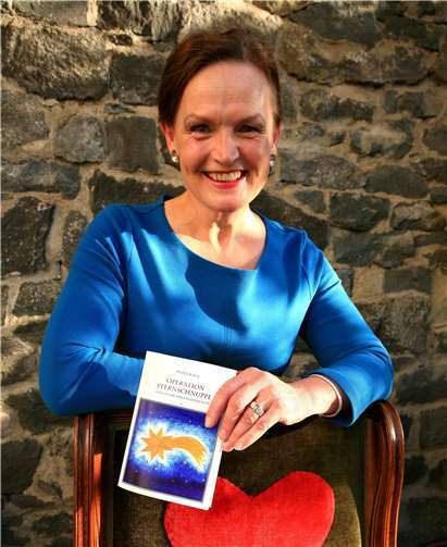 Luzia Kaul stellt nun schon zum dritten Mal eine ihrer Adventsgeschichten in Ahrweiler vor. Foto: Luzia Kaul