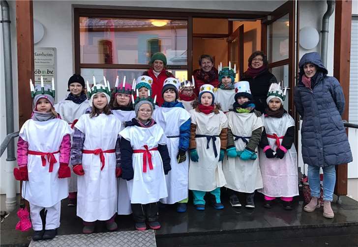 Luzia-Mädchen und Sternenjungen brachten älteren Bewohnern ein Licht.Foto: privat
