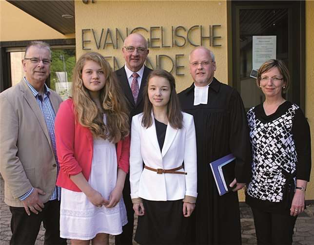Lyandra Riedel und Elisabeth Golnik wurden in der Bad Breisiger Christuskirche konfirmiert. RÜ