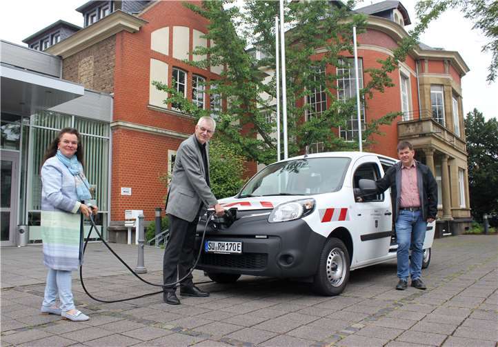 Lydia Bauer, Kommunales Partnermanagement der Westenergie, Ludger Banken, Bürgermeister der Stadt Rheinbach und Torsten Bölinger, Leiter des Rheinbacher Betriebshofes freuen sich über den vielseitigen Elektrokombi für die Stadt Rheinbach. Foto: Stadt Rheinbach