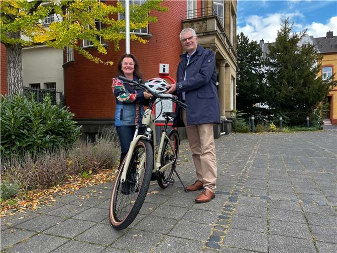 Lydia Bauer und Bürgermeister Ludger Banken. Foto: Stadt Rheinbach