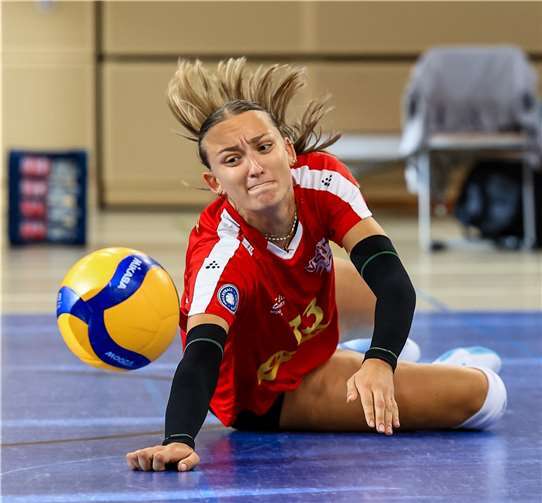 Lydia Stemmler wehrt artistisch ab.  Foto: Tobias Jenatschek