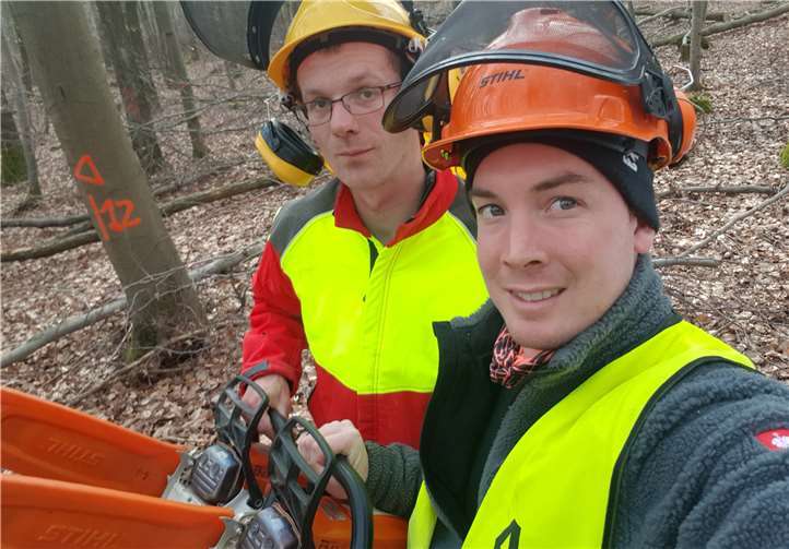 M. Mika und S. Laux beim Motorsägenlehrgang in Bad Kreuznach. Foto: Caritas Werkstätten, Polch