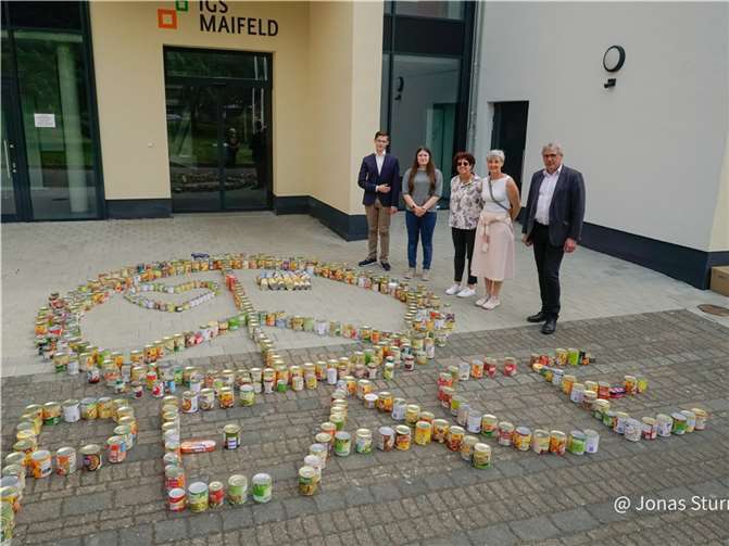 M. Möbius (Schulleiter); R. Flöck (Flüchtlingshilfe e.V. Polch); C. Sauer (Impulsgeberin der Glücksritter-Aktion) und die beiden SV-Sprecher, Rene und Aileen.  Foto: Jonas Sturm