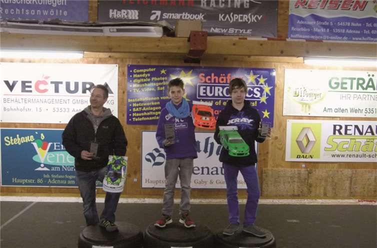 MAC Adenau TWC4, das Siegerpodest in der Fun-17.5T-Klasse (v. l): Kai Wehrmeister, Louis Klapperich und Tobias Daniels. MAC Adenau