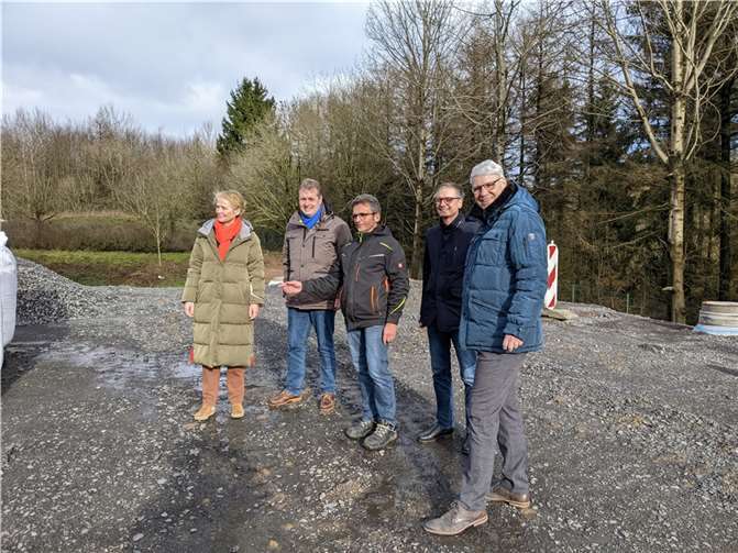 MBS-Geschäftsführer Matthias Baldus (Mitte) erläutert den Mitgliedern der CDU-Kreistagsfraktion die Bauarbeiten an der Neumodellierung des Löschteiches und der unterirdischen Löschwasserreserve. Mit dabei (v.l.n.r.) Kreisbeigeordnete Gabriele Wieland, Bürgermeister Gerrit Müller, Werkausschussmitglied Dr. Kai Müller und CDU-Fraktionschef Dr. Stephan Krempel. Foto: privat