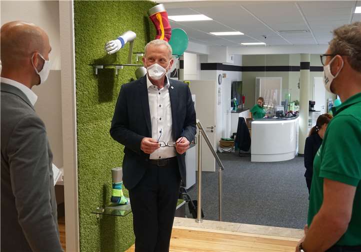 MEDI-CENTER GF Björn Besse, Bürgermeister Guido Orthen, Standortleiter Marc Sandhof.Foto: MEDI-Center