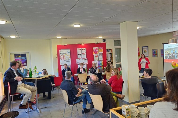 MGH-Koordinatorin Susanne Breitbach informierte über Angebote und Projekte des Caritasverbandes Rhein-Mosel-Ahr e. V. in Mayen.