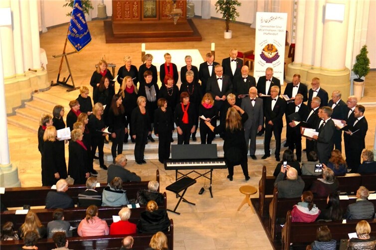 MGV Frohsinn und Gäste verzaubern in St. Peter und Paul.