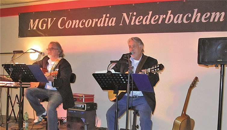 MGV Niederbachem mit den „Weggefährten“, Toni Becker und Günter Woititzka. Gemeinde Wachtberg/ms