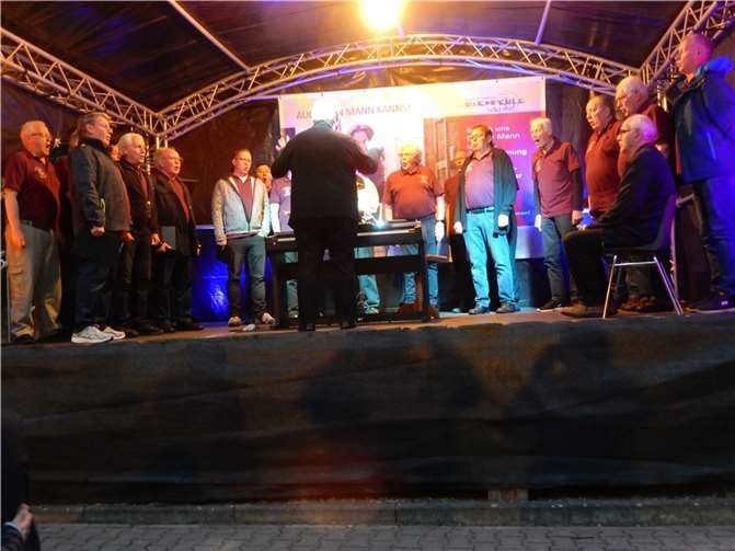 MGV „Rheinland“ sorgt für frühlingshafte Stimmung im Luna-Park von Heimbach-Weis. Foto: privat