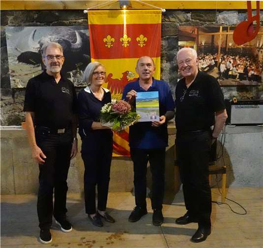 MGV-Vorsitzende Rolf Müller (li.) und Friedrich Hermes danken Doris und Rainer Hilger.  Foto: Fritz Hanke
