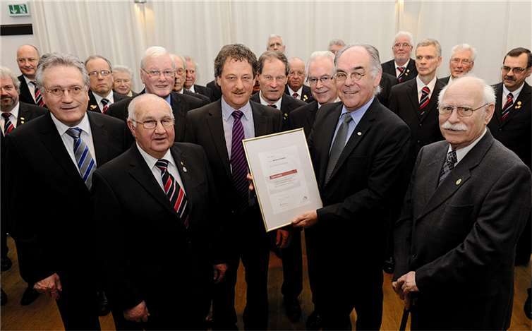 MGV Vorsitzender Robert Lindenbein (Mitte) ehrte Chorleiter Wilfried Schäfer für 40 Jahre Treue.FIX