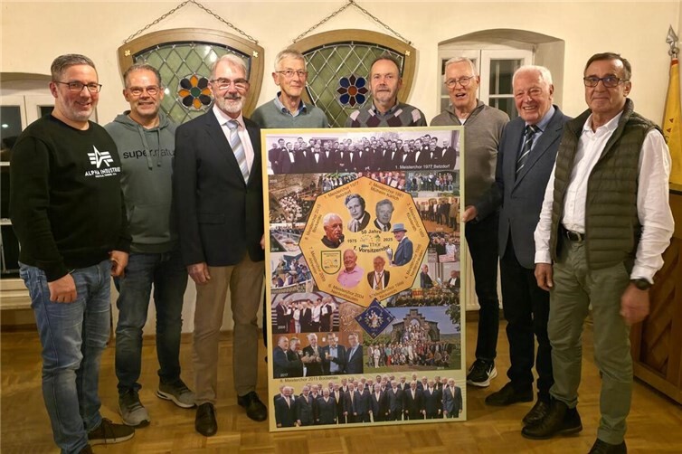 MGV-Vorstand ehrt Friedrich Hermes (2. v. r) mit einer Fotocollage. Fotos: Fritz Peter Hanke
