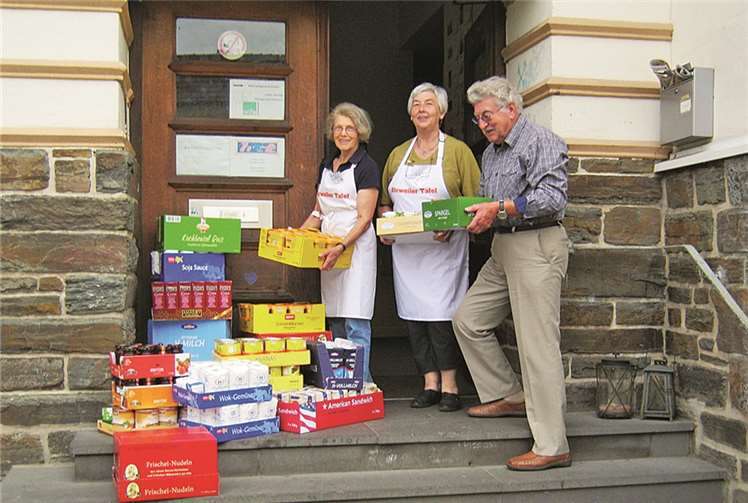 MGV-Vorstandsmitglied Herbert Pawlak überreichte an die Mitarbeiterinnen der Sinziger Tafel, Edith Arbona und Elke Laupsien, Lebensmittel im Wert von 250 Euro. privat