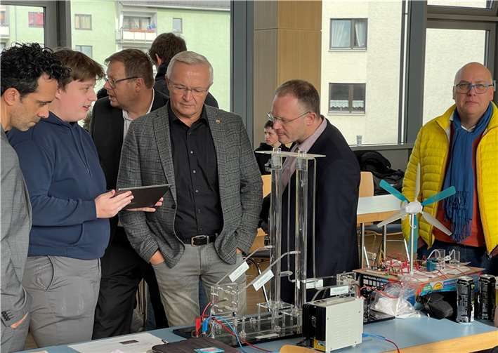 „MINT Action“: Chemikanten und Umwelttechniker demonstrierten Steuerungstechnik.