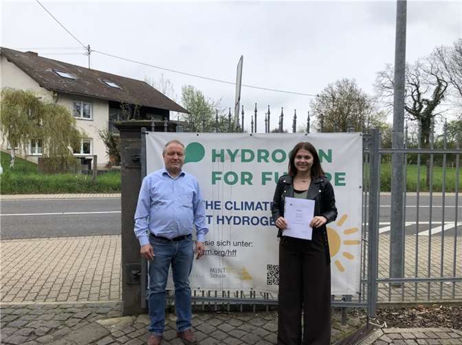 MINT-EC-Koordinator des KuBaGym, Wolfgang Schäfer mit Anna Levy Geiermann.  Foto: Paul Hudeg