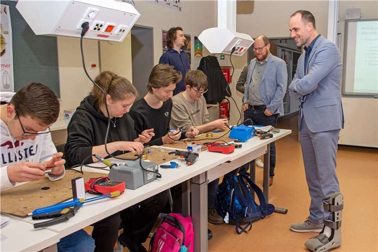 MINT-Koordinator OStR Benedikt Müller (stehend hinten links), Schulleiter OStD Johannes Arnold (hinten Mitte) und Wissenschaftsminister Clemens Hoch verschaffeb sich einen Überblick.  Fotos: Hochschule Koblenz