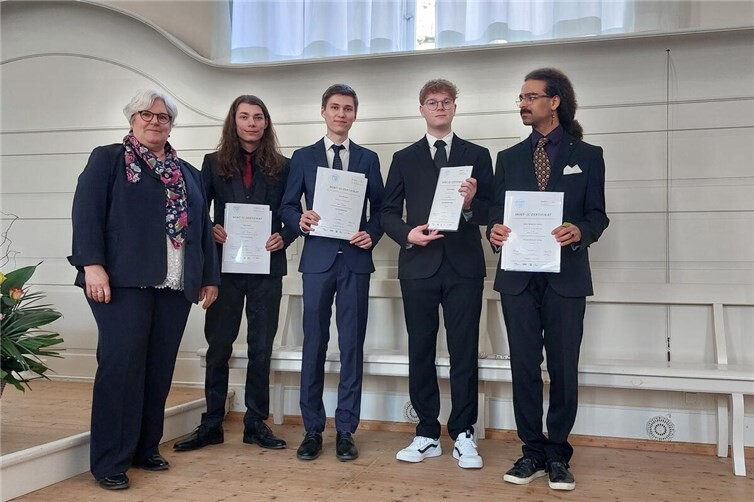 MINT-Koordinatorin Martina Post verleiht 4 Abiturienten des WHG  ein MINT-EC-Zertifikat.