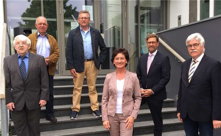 MIT Kreis Ahrweiler stellte sich vor der Handwerkskammer Ahrweiler zum Foto auf. V.li. Josef Niethen, Werner Jung, Wilfried Scheffler, Petra Schneider, Detlef Odenkirchen und Elmar Lersch.Quelle: MIT Kreisverband Ahrweiler