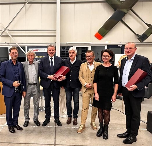 MIT-Vorsitzender des Bezirks Koblenz-Montabaur, Detlef Odenkirchen, Unternehmer und Gastgeber, Michael Kügelgen, CDU-Spitzenkandidat, Gordon Schnieder, MIT-Vorsitzender Kreis Ahrweiler, Elmar Lersch, MIT Landesvorsitzender, Gereon Haumann, Petra Schneider, Mitglied des Landtags und der Bürgermeister der Gemeinde Grafschaft, als gastgebende Kommune, Achim Juchem beim abschließenden Gruppenbild eines erfolgreichen Abends.  Foto: CDU Rheinland-Pfalz -Hendrik Doss