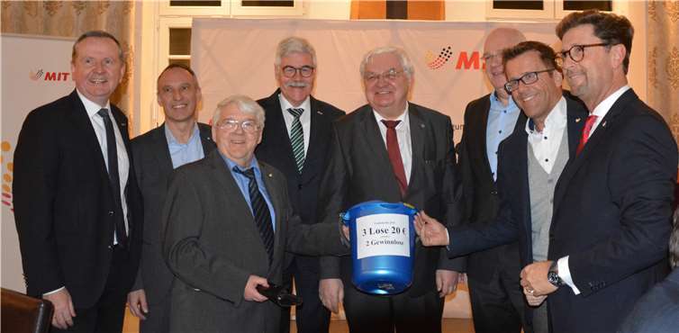 MIT-Vorstand mit Elmar Lersch, 4. v.l, Josef Niethen, 3. v.l. und Detlef Odenkirchen, rechts außen, begrüßen die Vertreter aus der Wirtschaft wie IHK Regionalgeschäftsführer Bernd Greulich, 2. v.l., Gereon Haumann, 2. v.r., und Gastredner Professor Dr. Stefan Sell, 3. v.r.Foto: privat