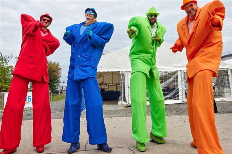 MIt Coolness, Wortwitz und lässigen Tanzeinlagen.