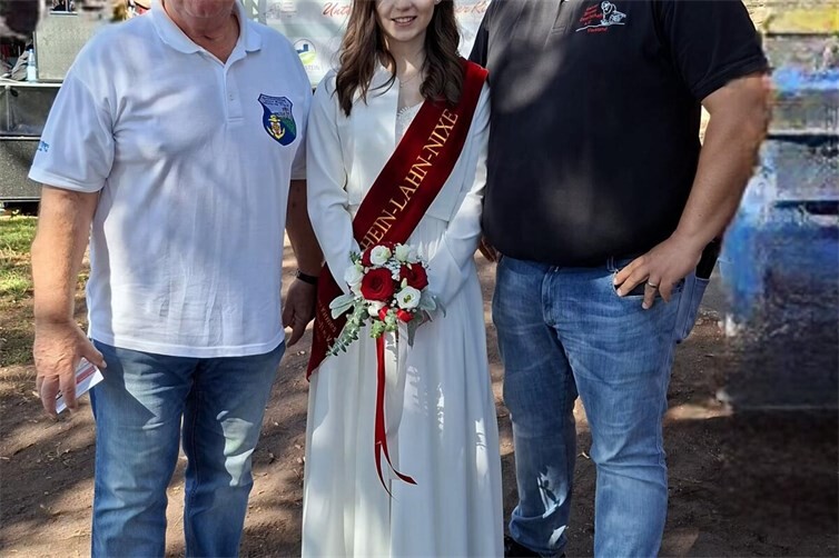 MK Vorsitzender Hans-Georg Schwamb mit Rhein-Lahn-Nixe Ida Maria I. und Andreas Birtel