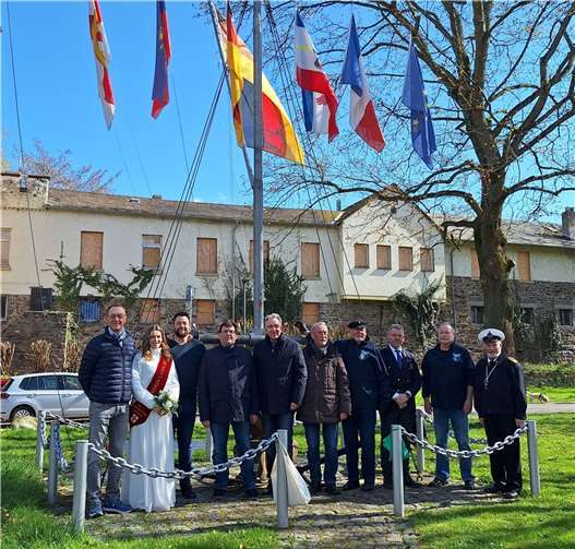 MK-Vorsitzender Wolfgang Jäger freute sich, dass die Flaggenpaten (v.li.) Günter Groß mit Rhein-Lahn-Nixe Lea I (Kur- und Verkehrsverein Lahnstein), Lennart Siefert (Oberbürgermeister der Stadt Lahnstein), Jörg Denninghoff (Landrat Rhein-Lahn-Kreis), Matthias Lammert (Vizepräsident des Landtags RLP) und vor allem Eckart Siemer (MK-Mitglied aus dem fernen Güstrow in Mecklenburg-Vorpommern), Horst Döring (MK-Ehrenvorsitzender) sowie Dirk Jost (Leiter des Landesverbandes Südwest im Deutschen Marinebund) waren der Einladung gefolgt.. Foto: privat