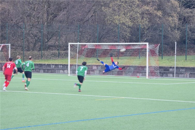 M.Rothweiler(6) erhöht unhaltbar per Elfmeter. Foto: TuS Oberwinter