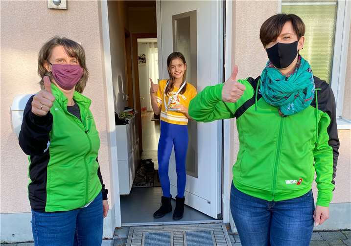 MSV-Abteilungsleiterinnen Birgit Hagedorn und Ines Jungmann-Schwarz zu Besich bei einer jungen Turnierin. Foto: privat