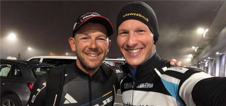 MTB Profi Karl Platt (Team Bulls) und Vereinsmitglied Julian Menningen. Foto: Privat