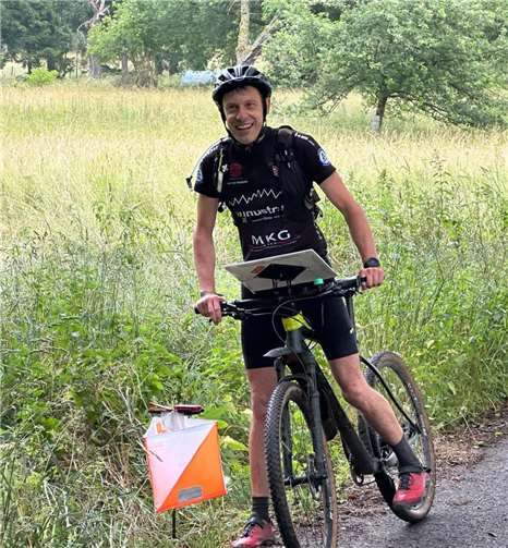 Mountainbike-Orientierungswettkampf im Koblenzer Stadtwald MTBOler am Posten.