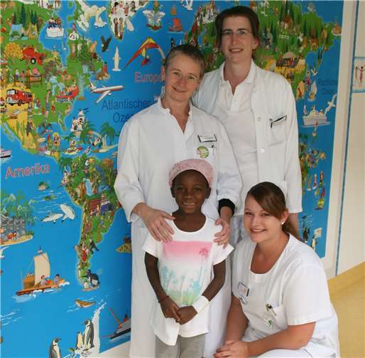 Machen die Welt mit ihrem Engagement zu einem besseren Ort: (hinten v.l.) Felicitas Hermsen (Oberärztin d. Kinderklinik), Dr. von Glisczynski (Oberärztin der Unfallchirurgie), (u.) zusammen mit einer kleinen ‚Friedensdorf-Patientin‘, Kinderkrankenschwester Karina Bocklet.