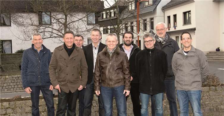 Machen sich Gedanken über das zukünftige Weitersburg; einige Kandidaten der FWG-Liste; im Vordergrund links der stellvertretende Fraktionssprecher Harald Piroth und in der Mitte Fraktionssprecher Jochen Währ. privat