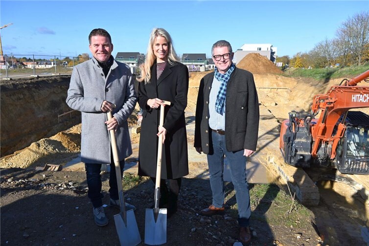Machen sich ein Bild vom Fortgang der Bauarbeiten, von links: Bürgermeister Holger Jung, Investorin Dr. Stefanie Emrich-Katzin und der Erste Beigeordnete Hans Dieter Wirtz. Foto: Stadt Meckenheim
