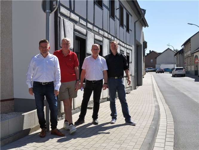 Machen sich ein Bild vom abgeschlossenen ersten Bauabschnitt der Gehwegverbreiterung, von links: Bürgermeister Holger Jung, der Ersdorfer Ortsvorsteher Ferdinand Koll, der Technische Beigeordnete und Erste Betriebsleiter der Stadtwerke Heinz-Peter Witt und Christian Wilhelm von den Stadtwerken.  Quelle: Stadt Meckenheim
