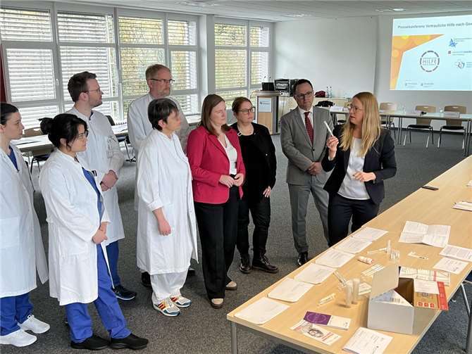 Machen sich gemeinsam stark gegen Gewalt: Frauenministerin Katharina Binz (4. von rechts), Dr. med. Cleo Walz (rechts), Projektleiterin am Institut für Rechtsmedizin der Universitätsmedizin Mainz, das Team im Kemperhof um Geschäftsführer Christian Straub (2. von rechts) und weitere Kooperationspartner in der Region. Foto: GK-Mittelrhein/Kerstin Macher